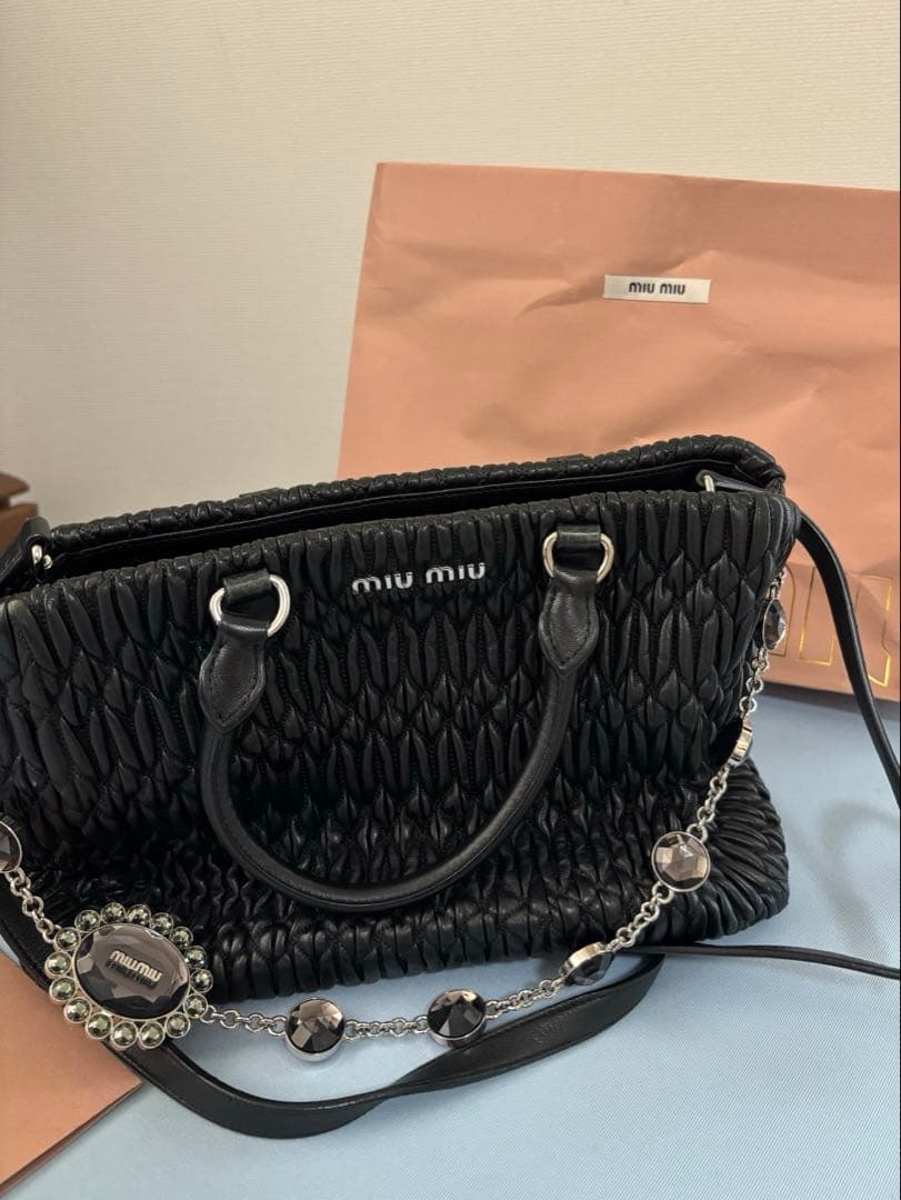 miumiuマテラッセ ナッパクリスタル ブラック