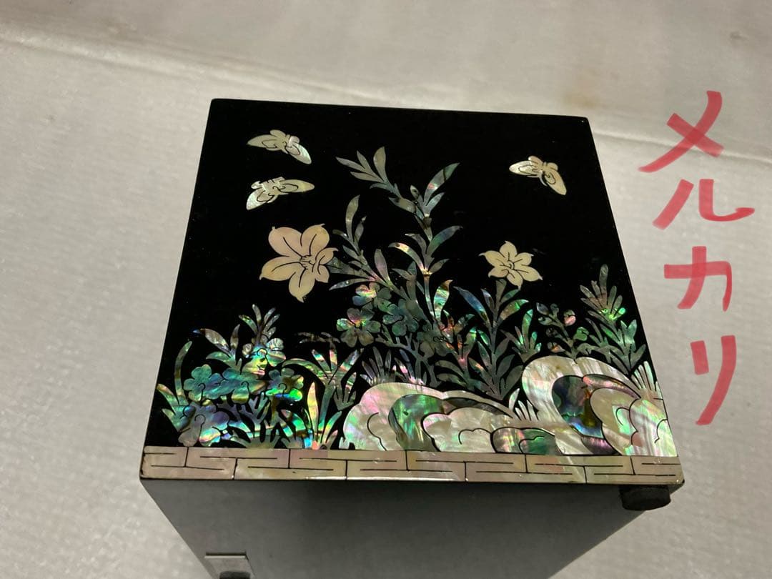 螺鈿模様の宝箱／二つ折れタイプ。【花と鳥模様　上下の引き出しあり】。