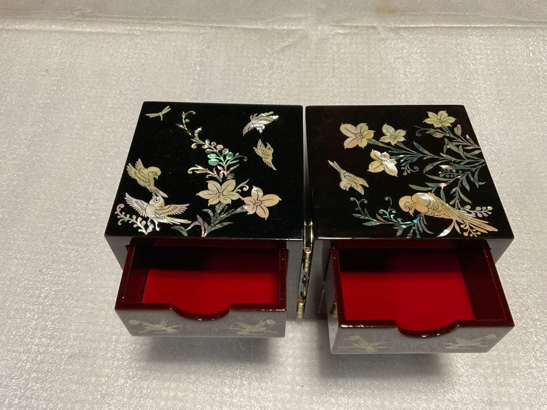 螺鈿模様の宝箱／二つ折れタイプ。【花と鳥模様　上下の引き出しあり】。