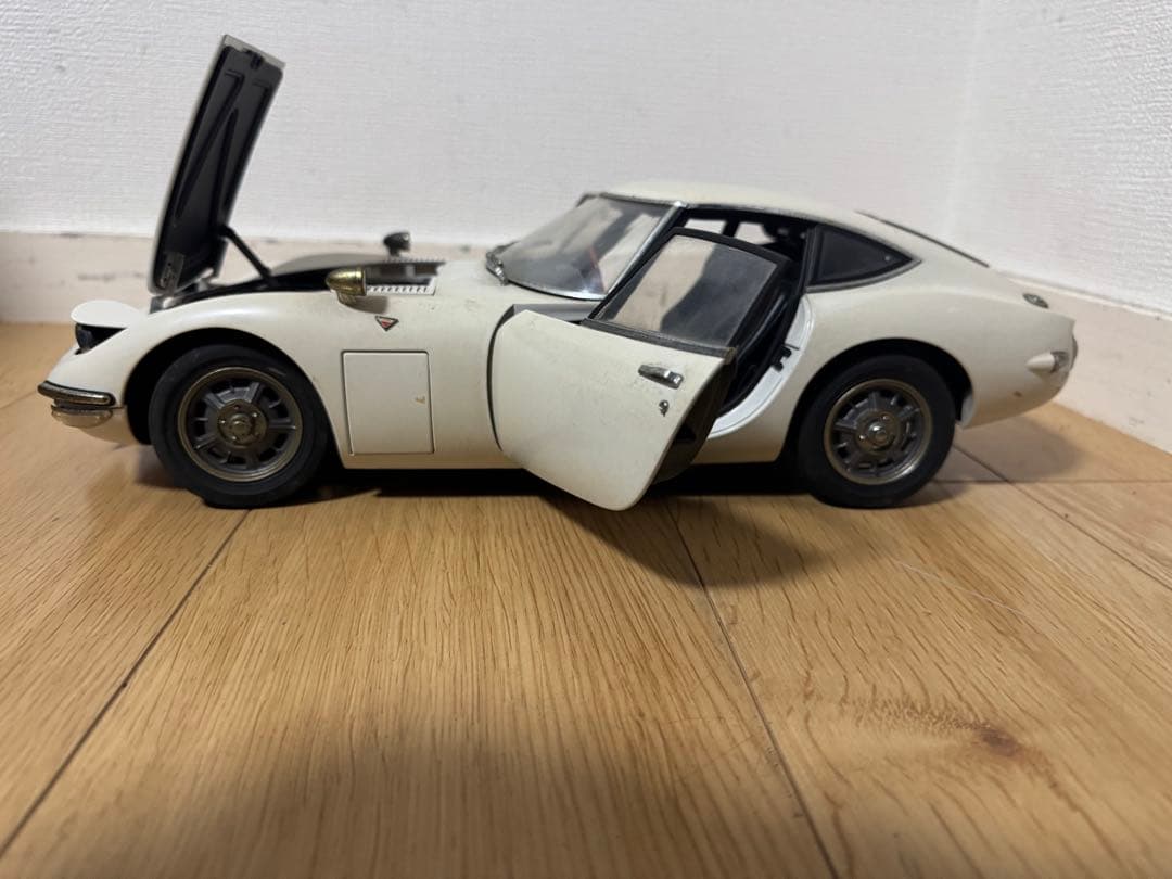 デアゴスティーニ 1/10 トヨタ 2000GT ホワイト エンブレム付き