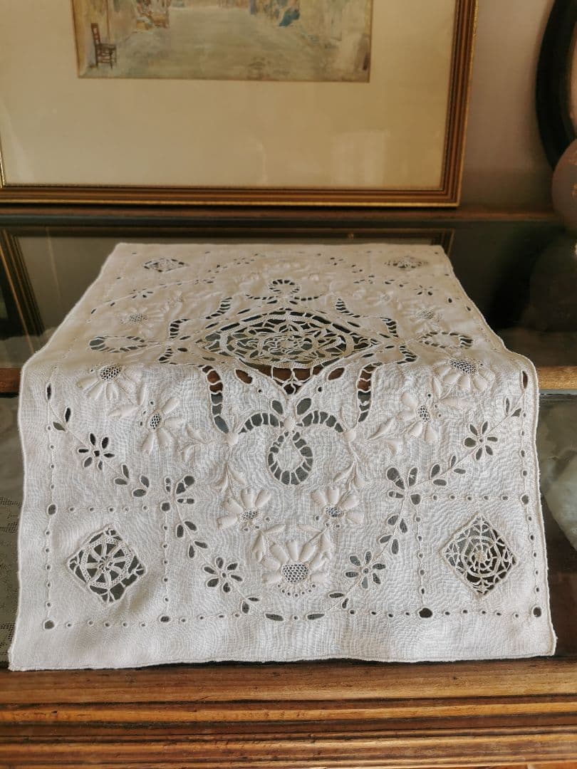 アンティークフランス 嵌込ニードルワーク 矢車菊＆アイレット刺繍 リネンクロス