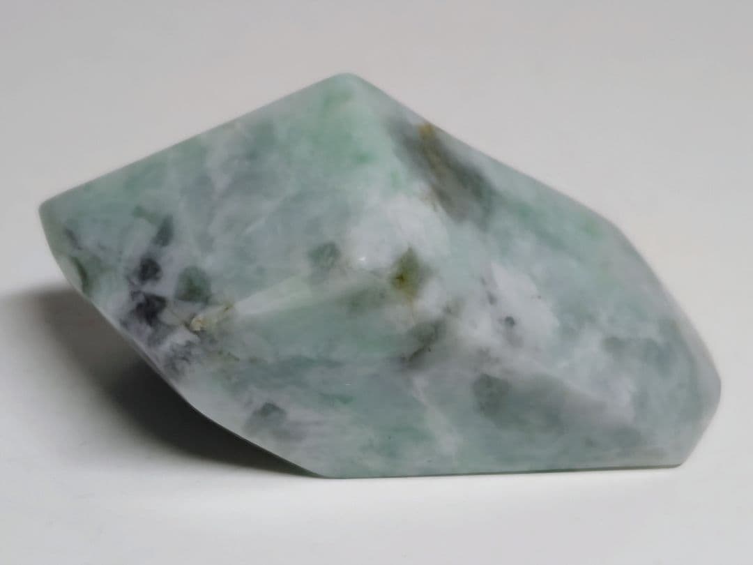 白緑黒 180g 翡翠 ヒスイ 原石 鑑賞石 自然石 誕生石 鉱物 鉱石 水石