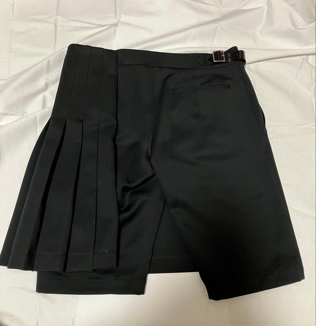 コムデギャルソンブラック　黒のプリーツ付きショートパンツ