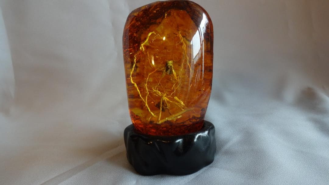 値下げ！！   虫(蜂)入り琥珀 （黒檀製台座付き）
