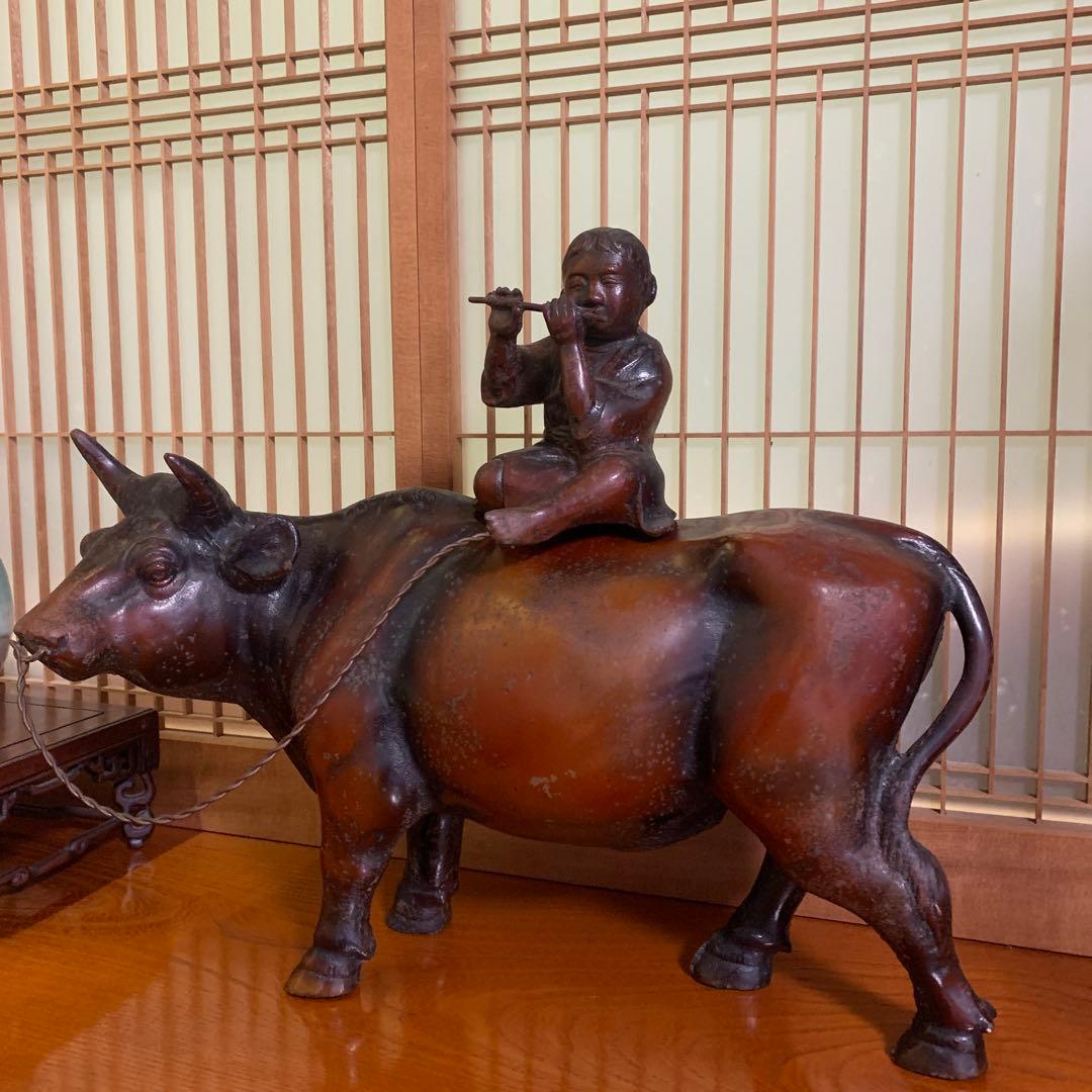 青銅製 牛に乗る子供の像