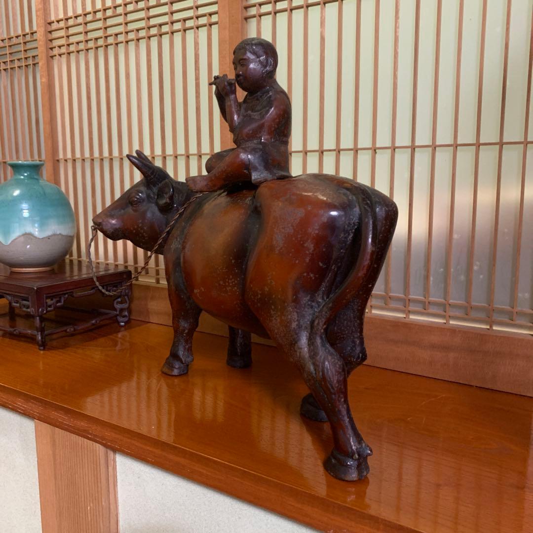 青銅製 牛に乗る子供の像