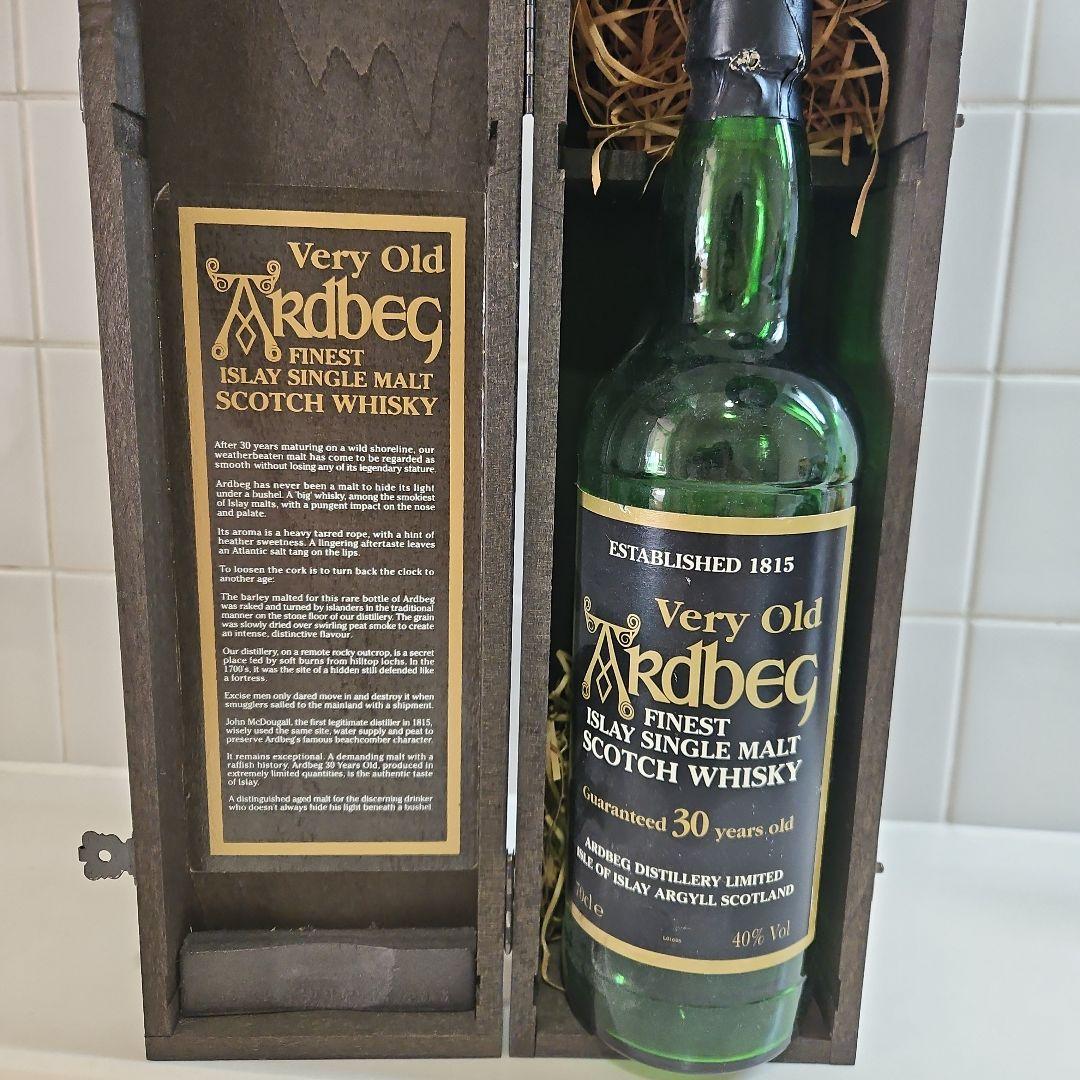 アードベックシングルモルト30年の空瓶です。