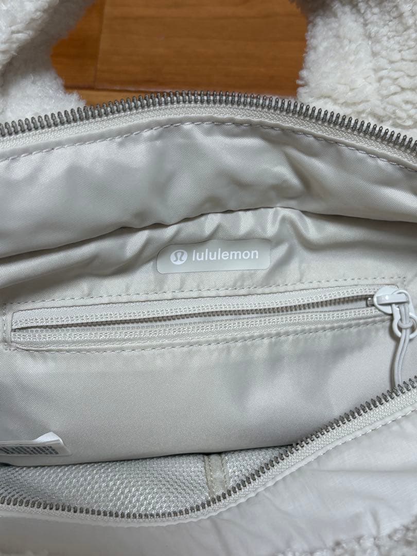 lululemon ホワイトもこもこバッグ