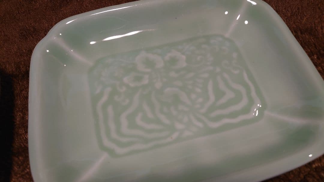 青磁　李朝青磁　角皿　陽刻　華の図　蔵出し　2客