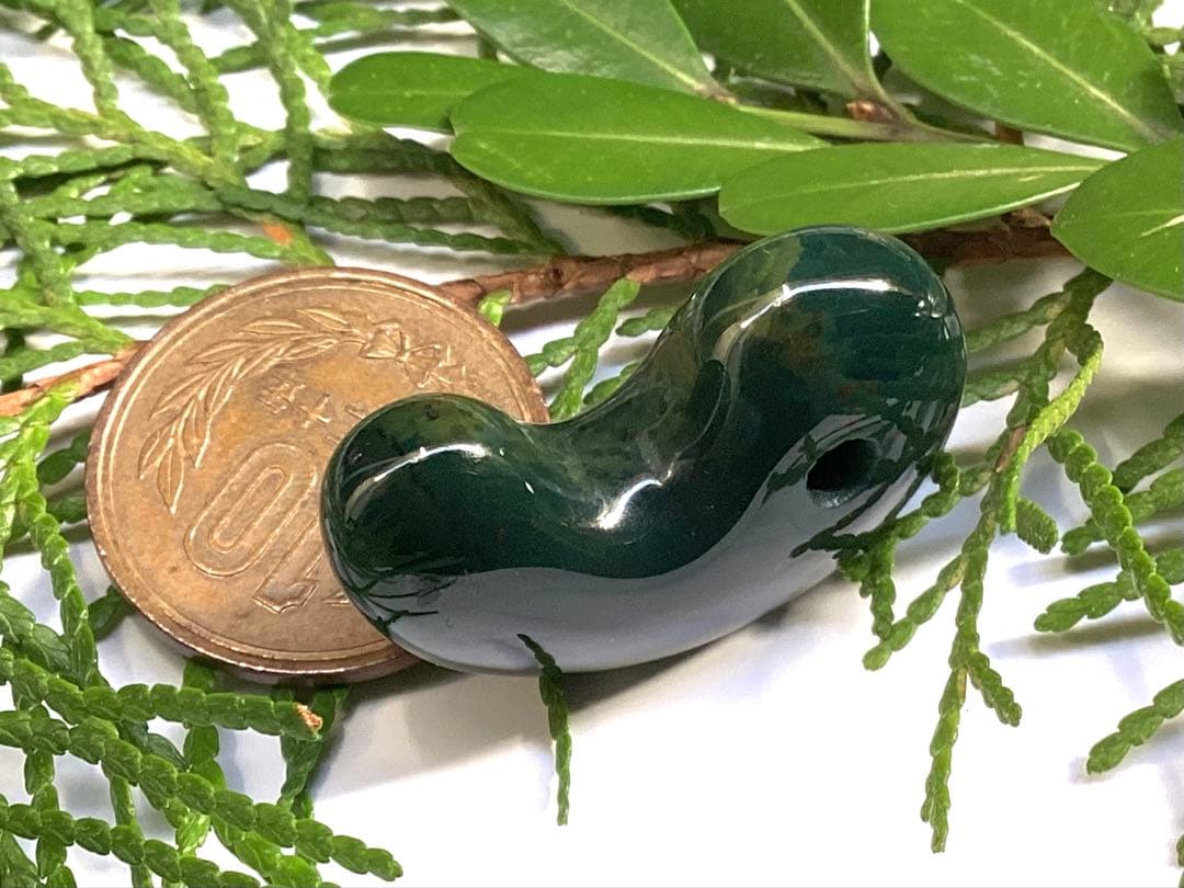 出雲石濃厚な青緑色の碧玉　希少赤斑紋点入り　鑑別書無しの安価卸値段　本物保証勾玉