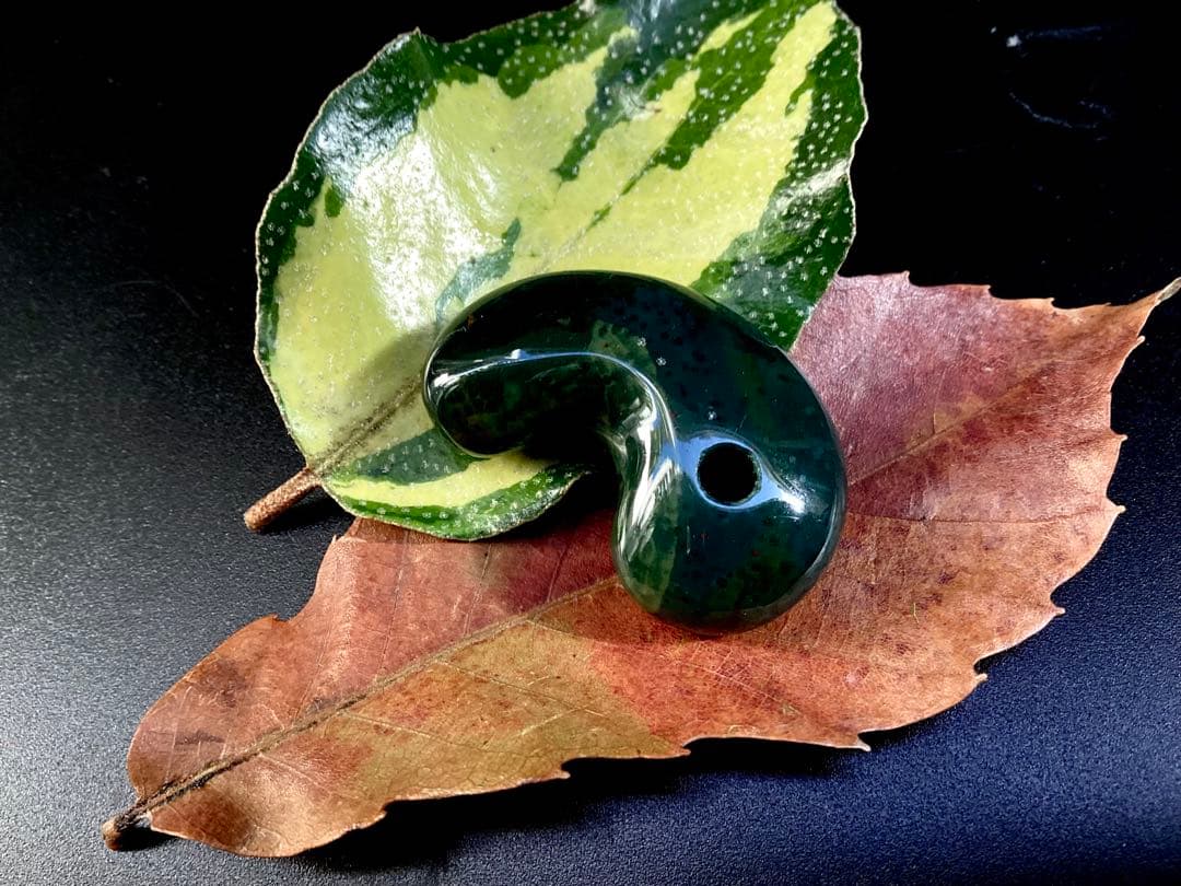 出雲石濃厚な青緑色の碧玉　希少赤斑紋点入り　鑑別書無しの安価卸値段　本物保証勾玉