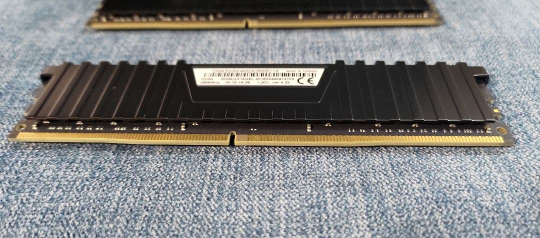 メモリー Corsair VENGEANCE LPX 32GB DDR4 2666MHz