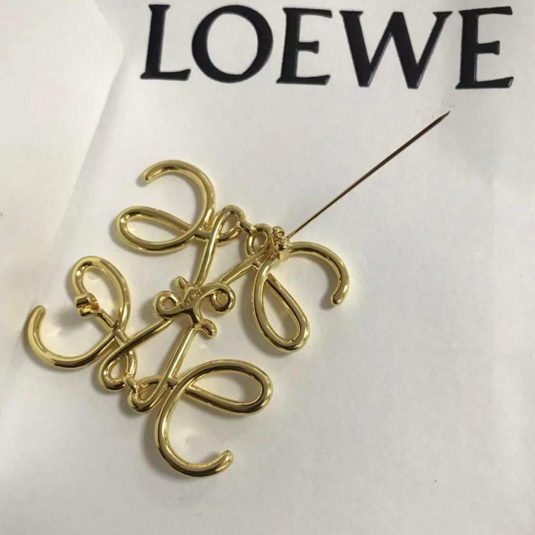 LOEWE ゴールド ロゴブローチ (箱、ポーチ付き)