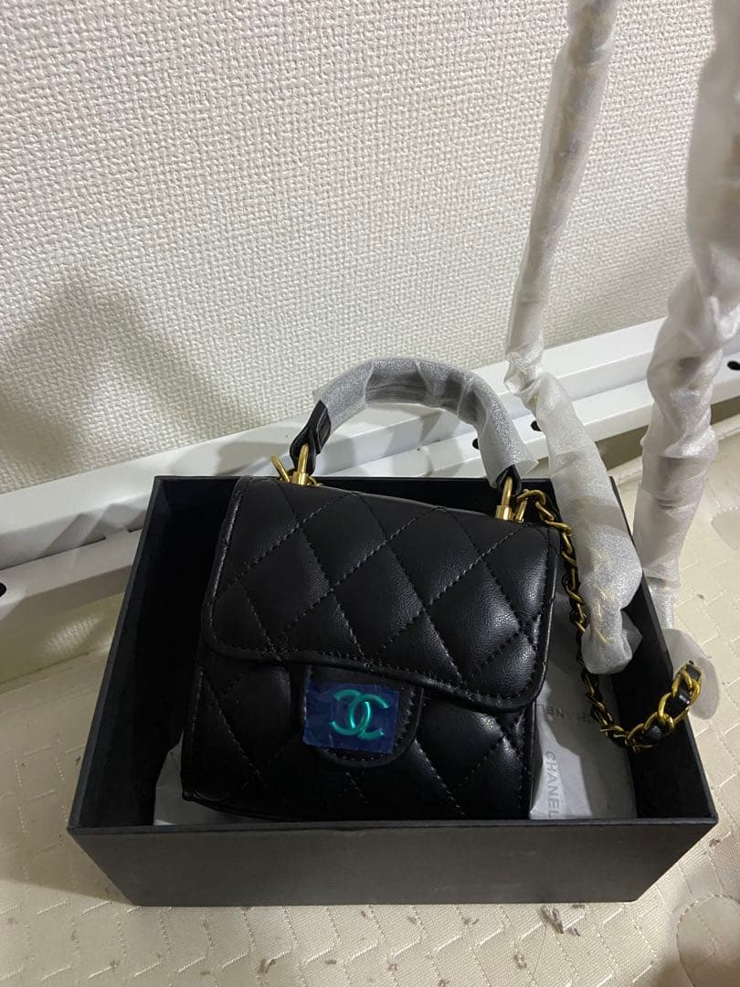 CHANEL ブラック キルティングショルダーバッグ　ノベルティ