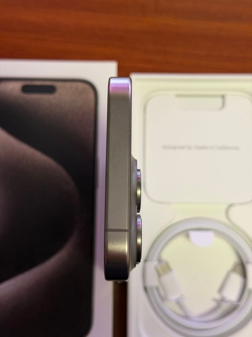 iPhone 15 Pro 256GB ナチュラルチタニウム + 純正ケース2種