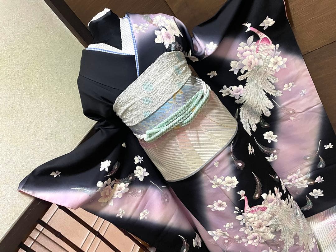 振袖 フルセット6点サイズＬ孔雀花文　暈し染　黒地　銀彩　正絹