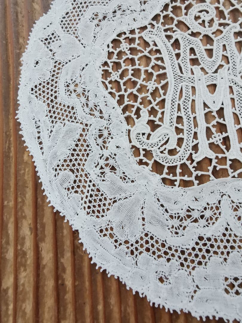 アンティーク ポワンドパリ 桜草 オーキッド イニシャルKＭ 鳥刺繍 ドイリー