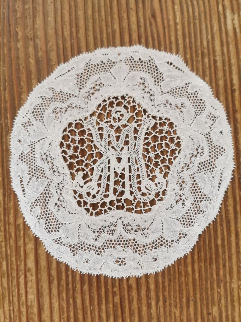 アンティーク ポワンドパリ 桜草 オーキッド イニシャルKＭ 鳥刺繍 ドイリー