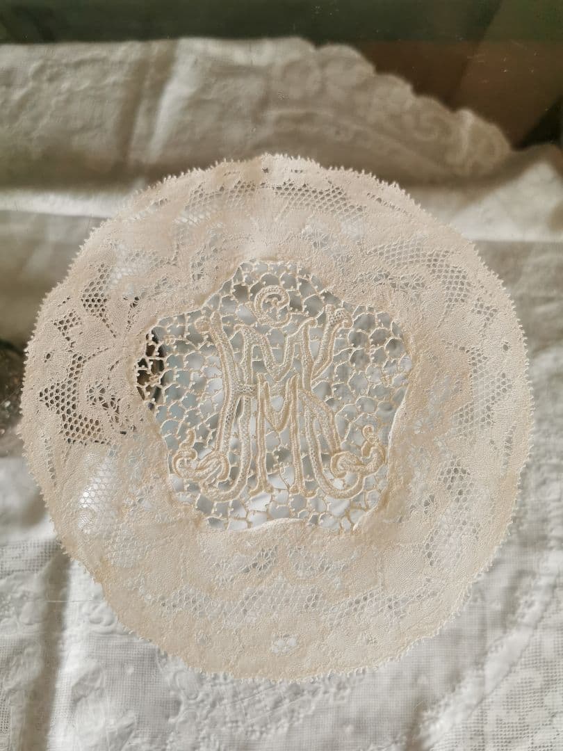 アンティーク ポワンドパリ 桜草 オーキッド イニシャルKＭ 鳥刺繍 ドイリー