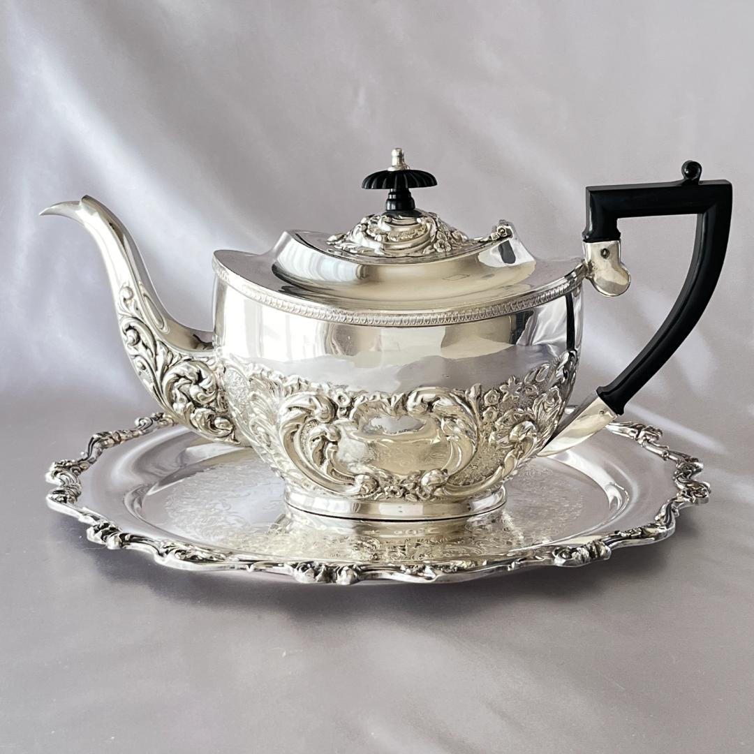 【英国】 ビクトリアン エンボスのティーポット【シルバープレート】