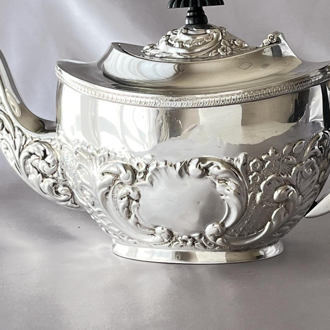 【英国】 ビクトリアン エンボスのティーポット【シルバープレート】