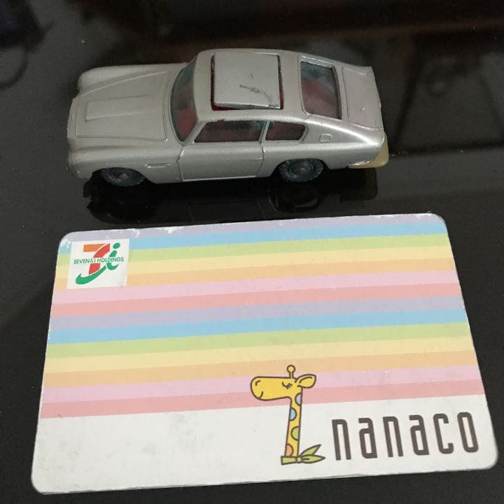 ００７のアストンマーチンのミニカーです