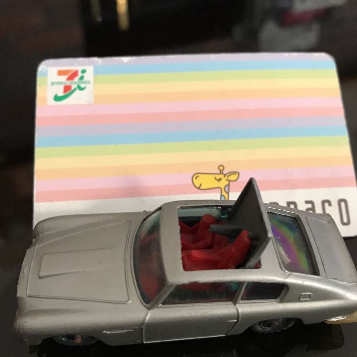 ００７のアストンマーチンのミニカーです