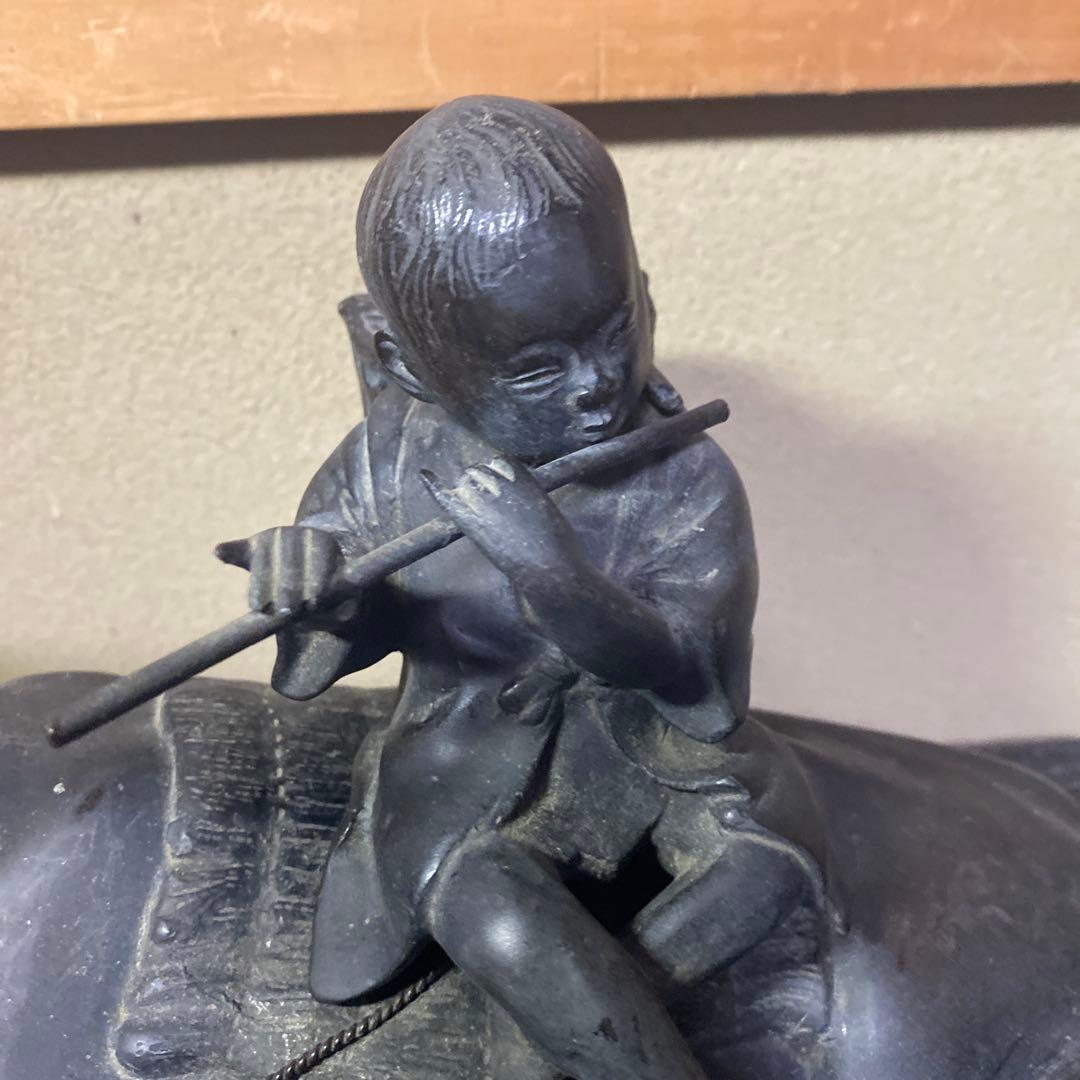 金属製牛と子供の彫刻