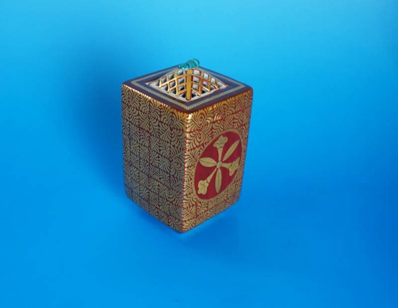 九谷焼 中田一於 赤絵　金襴手 四方香炉　香爐 共箱 石川県無形文化財 2450