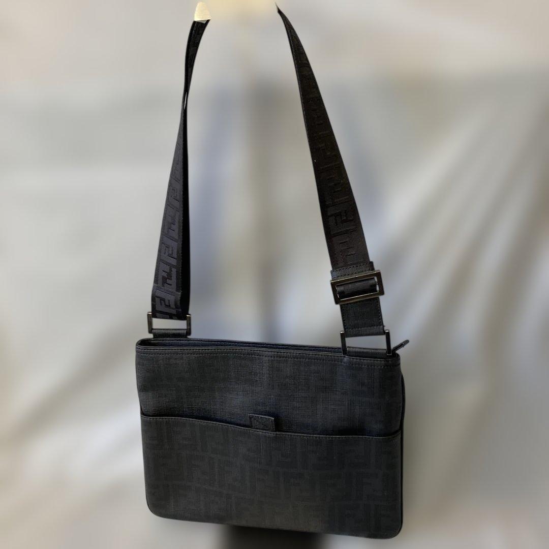 FENDI フェンディ ショルダーバッグ ズッカ柄 サコッシュ ロゴ総柄