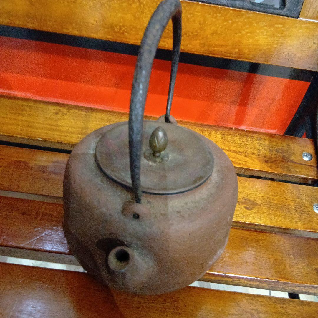 鉄瓶 錆びた茶色 伝統的デザイン