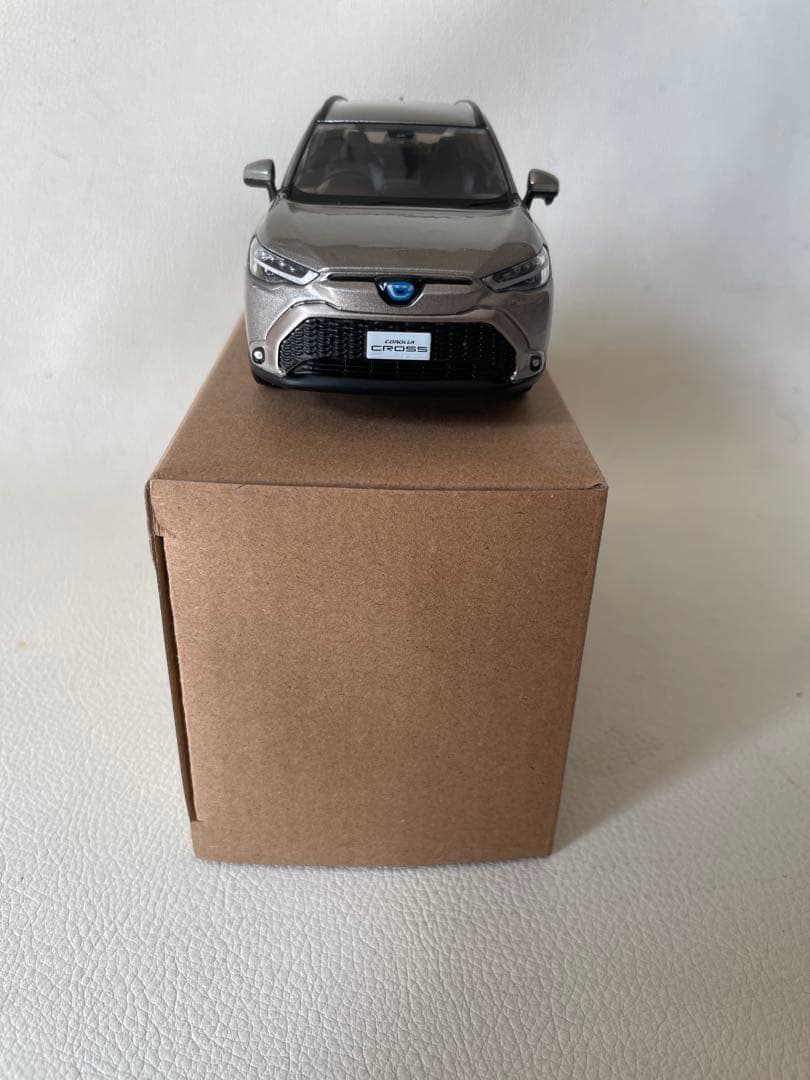 トヨタ カローラ クロス ミニカー ⑦ 4V8 アバンギャルドブロンズメタリック