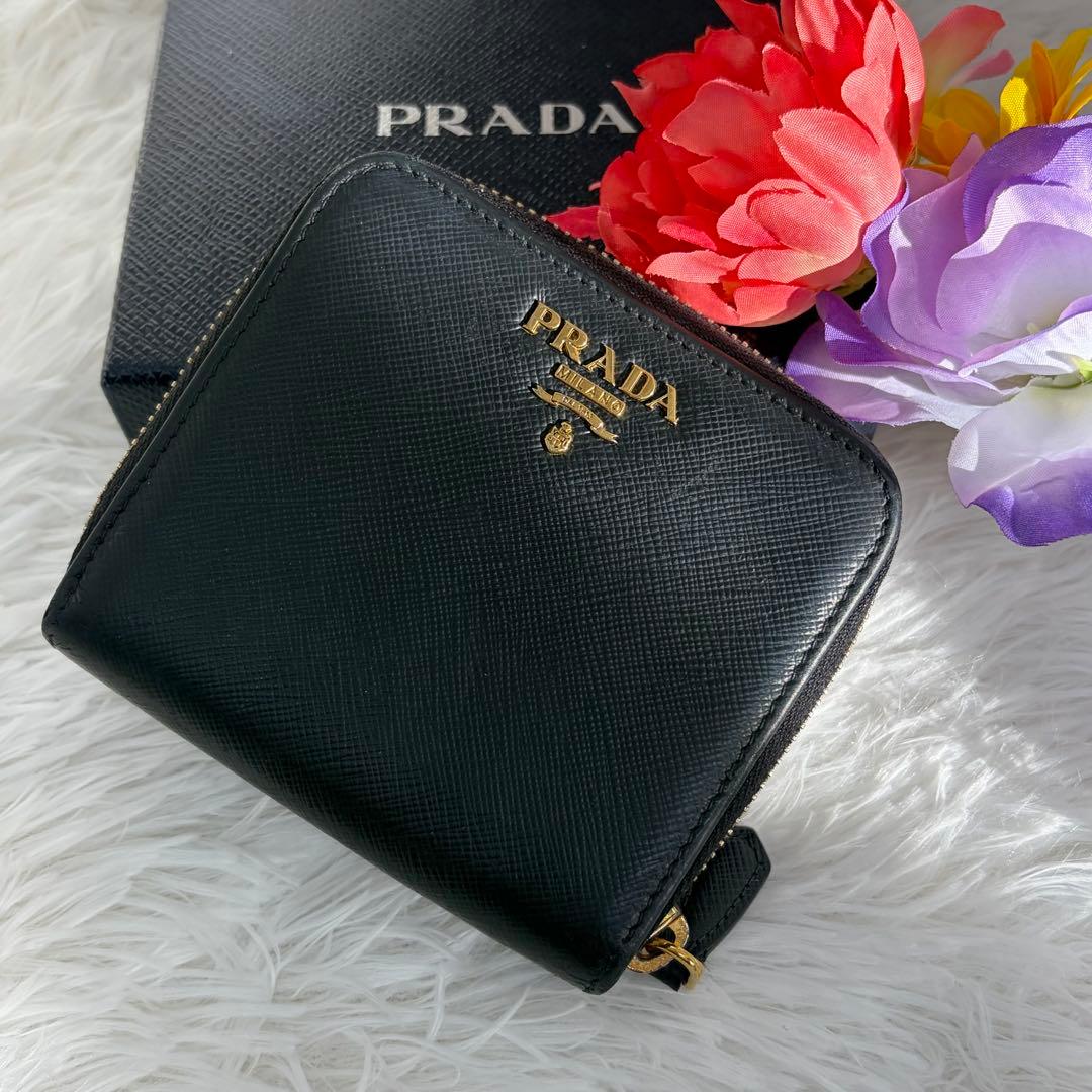 美品✨プラダ　二つ折り　金ロゴ　サフィアーノ　ラウンドファスナー　レザー　黒