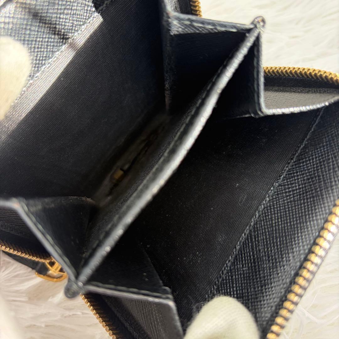 美品✨プラダ　二つ折り　金ロゴ　サフィアーノ　ラウンドファスナー　レザー　黒