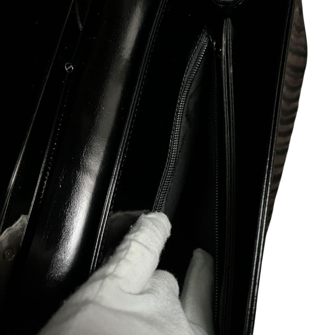 Salvatore Ferragamoエナメルバッグミラー付き ブラック 美品