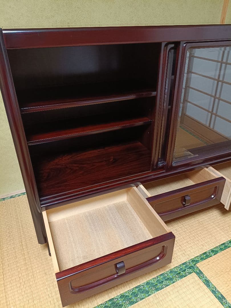 【引取り限定】ダークブラウン木製茶タンス ガラス扉付き