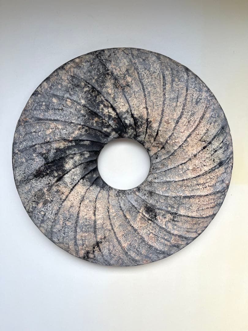 円盤型　焼き物　アート　オブジェ