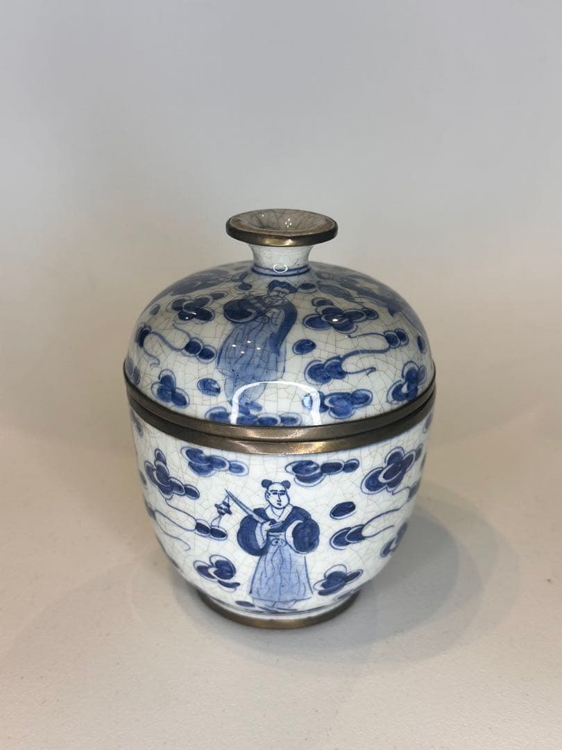 洪憲年製　染付　人物図　蓋付小壺　開片　包銀口　底款有り　青花　古陶磁