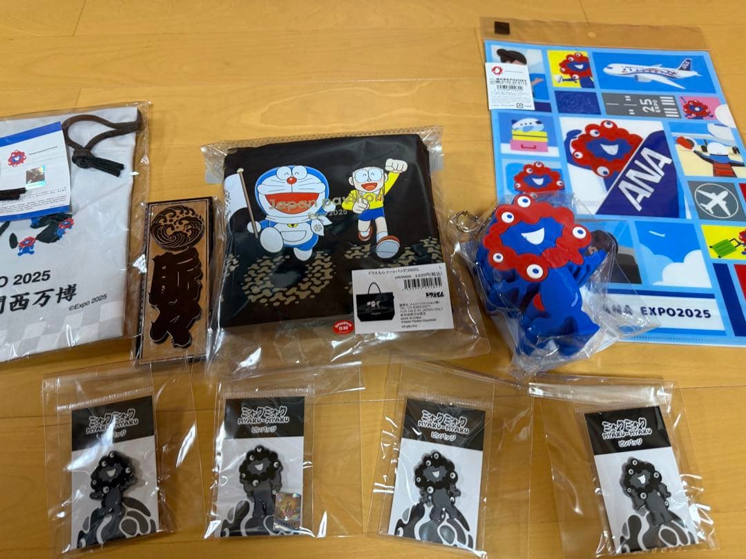 大阪万博　黒ミャクミャクピンバッジ４種　ドラえもんトートバッグ　グッズ新品未開封