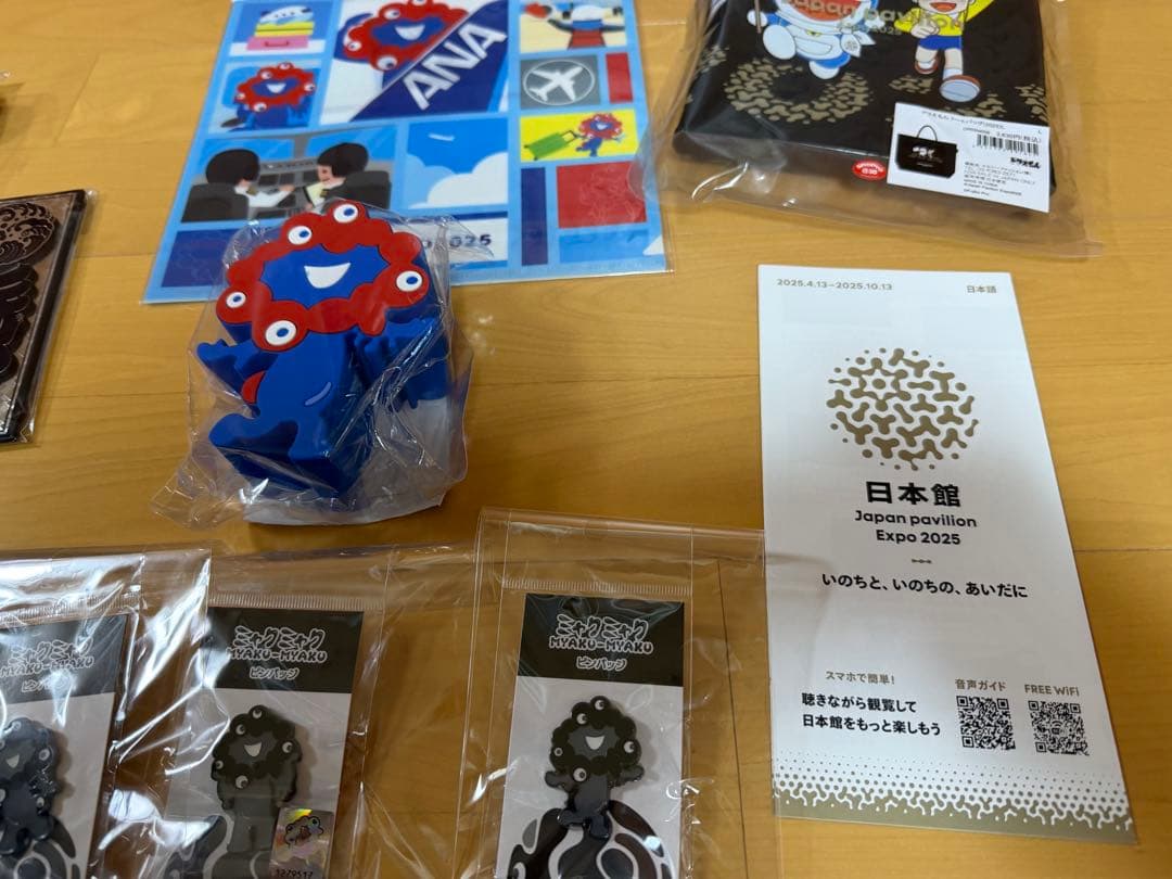 大阪万博　黒ミャクミャクピンバッジ４種　ドラえもんトートバッグ　グッズ新品未開封