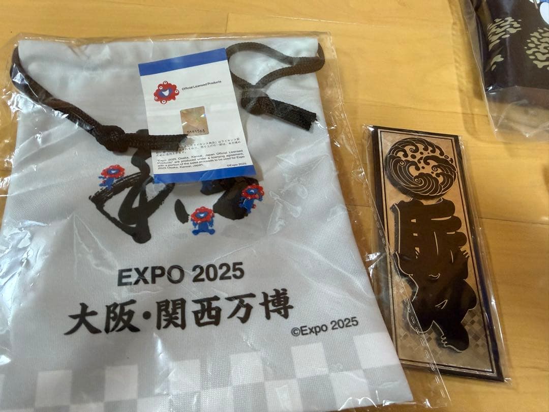 大阪万博　黒ミャクミャクピンバッジ４種　ドラえもんトートバッグ　グッズ新品未開封