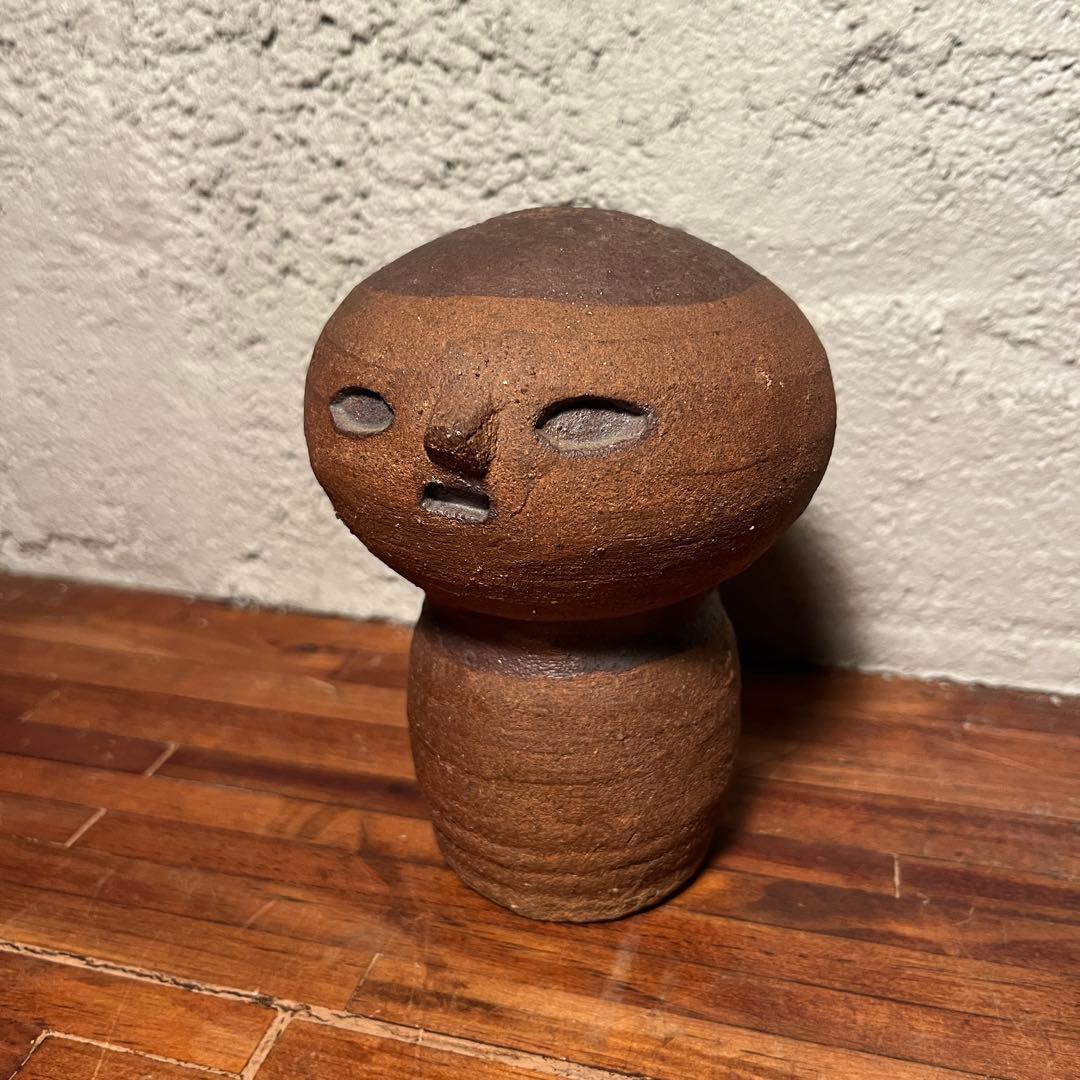 五十嵐豊 作◆陶器の人形オブジェ◆素朴な土肌と無垢な表情が魅力◆民芸・工芸作品