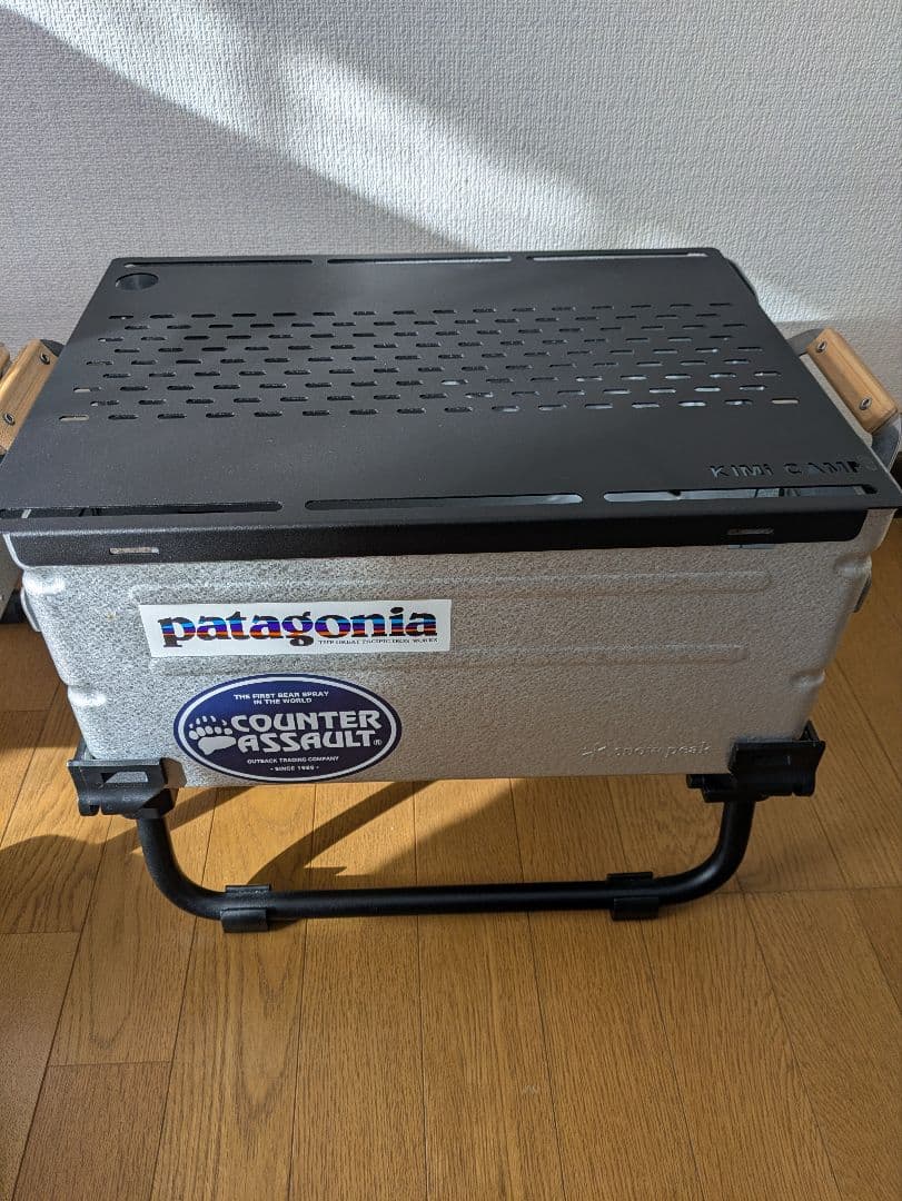 スノ−ピ−クシェルフコンテナ25 2台セットレッグとミキキヤンプの天板付き。