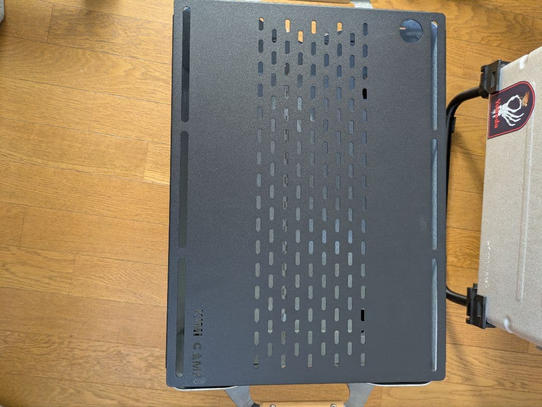 スノ−ピ−クシェルフコンテナ25 2台セットレッグとミキキヤンプの天板付き。