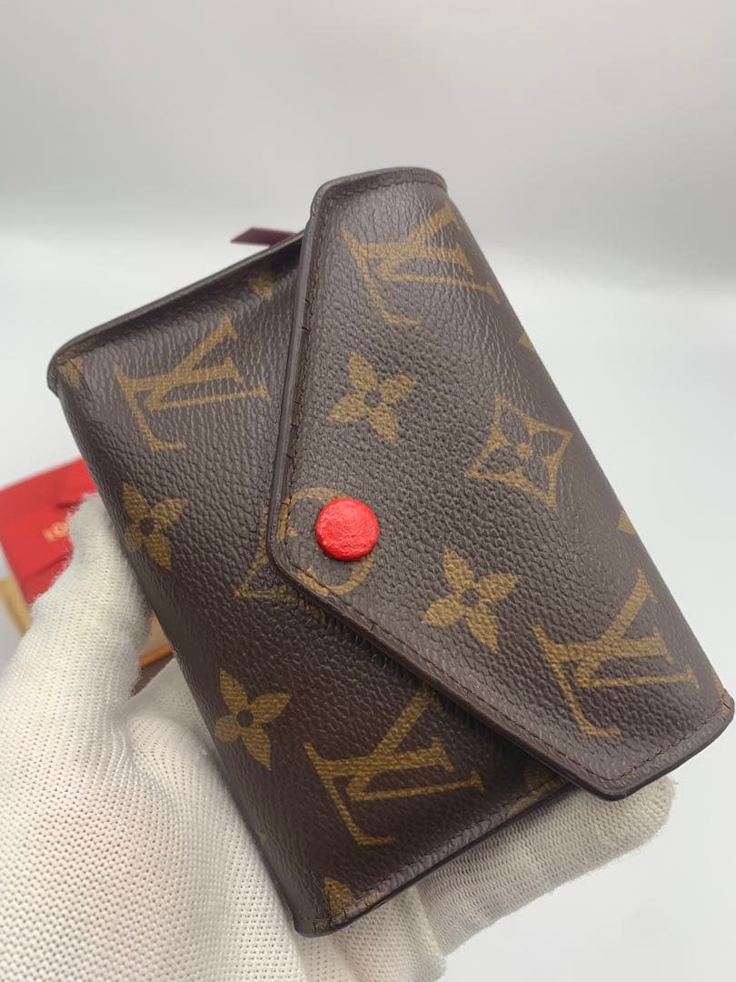 ルイヴィトン モノグラム ポルトフォイユ ヴィクトリーヌフューシャ 三つ折り財布