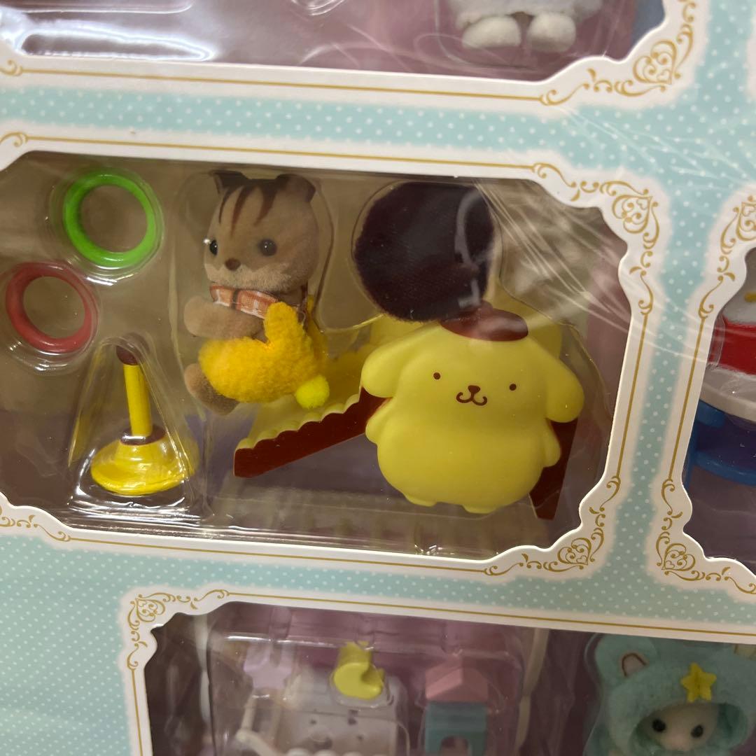 新品 サンリオ　シルバニアファミリー　コラボ 赤ちゃんとなかよし家具セット