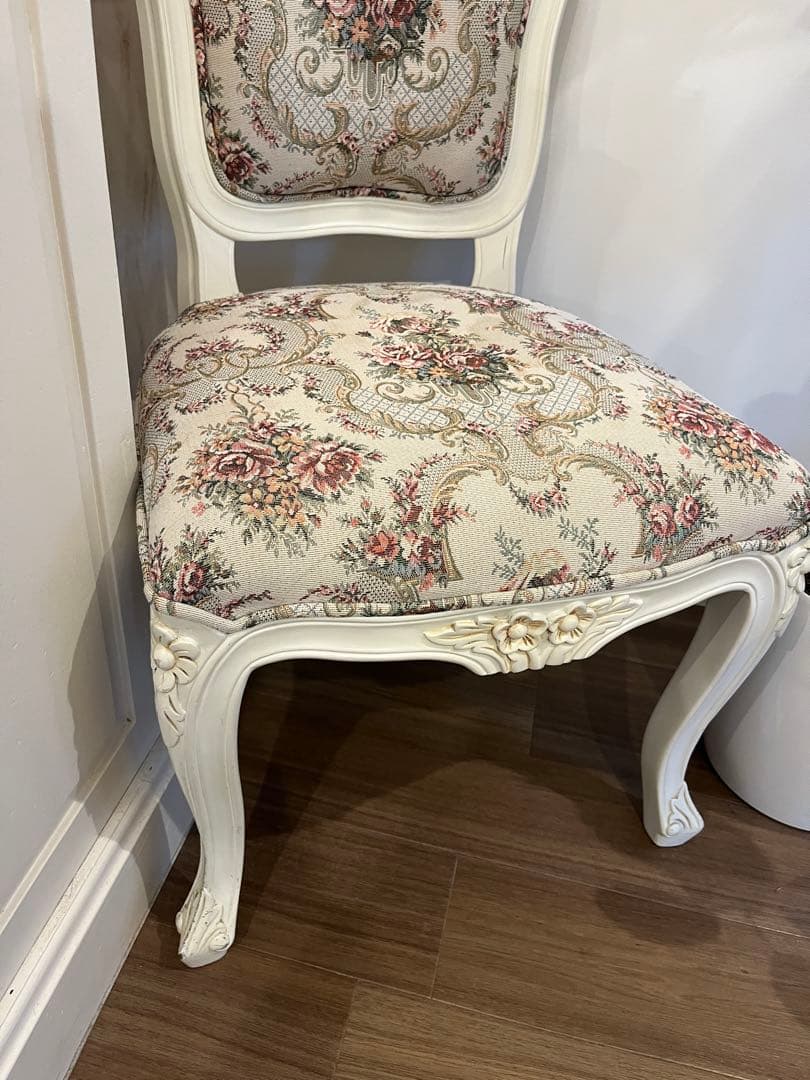 フローラルパターンのクラシック椅子