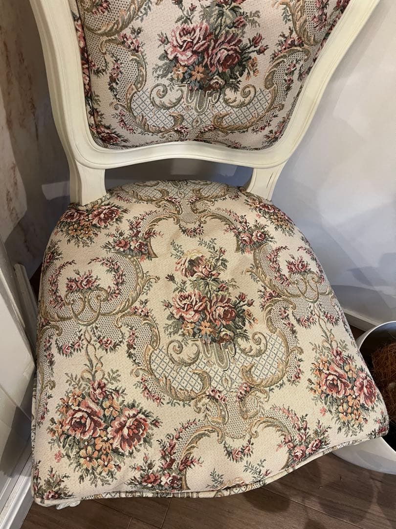 フローラルパターンのクラシック椅子