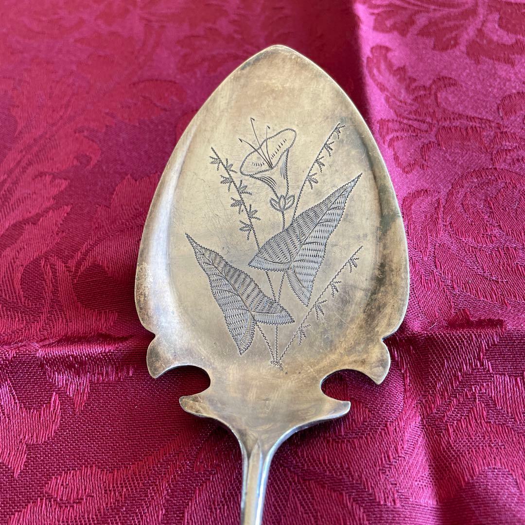 英国アンティーク　シルバー製 花彫刻 ケーキサーバ