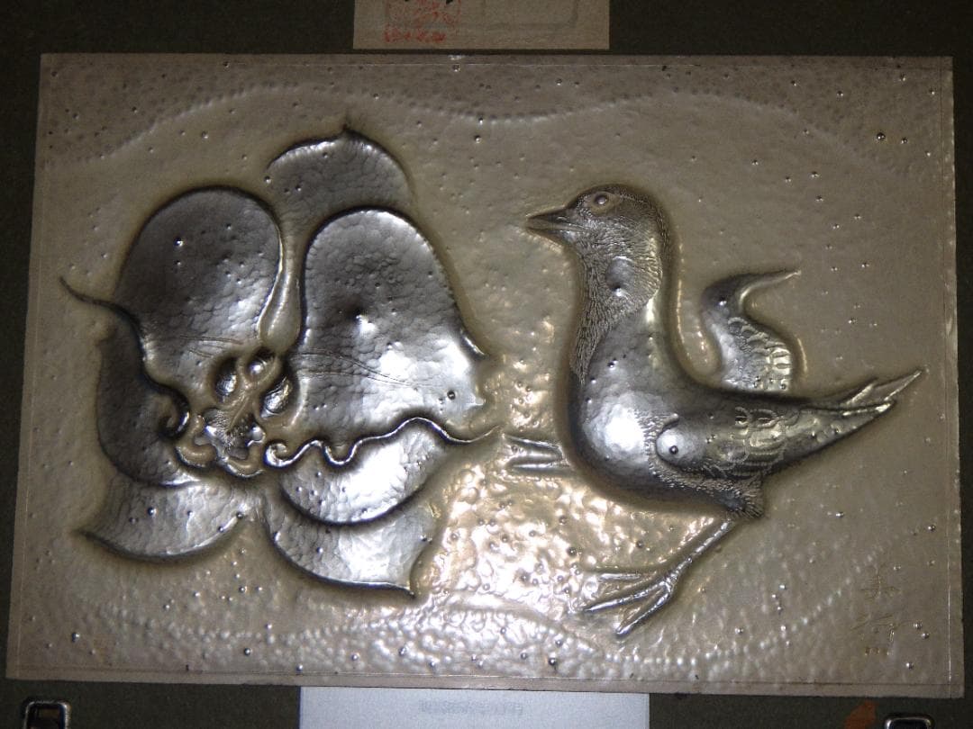 彫金パネル 帖佐美行 純銅製 共シール 落款 額装 服部時計店創業100年記念